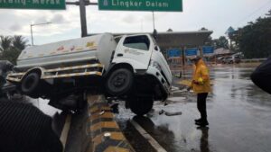 Truk Tangki Oleng di Tol JORR, Sopir Diduga Kurang Konsentrasi Akibat Kecelakaan Tunggal