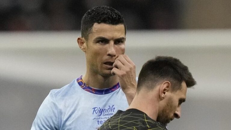 Messi vs Ronaldo 2025: Adu Tajam Sang Mega Bintang Sepak Bola di Akhir Tahun Messi vs Ronaldo 2025: Adu Tajam Sang Mega Bintang Sepak Bola di Akhir Tahun