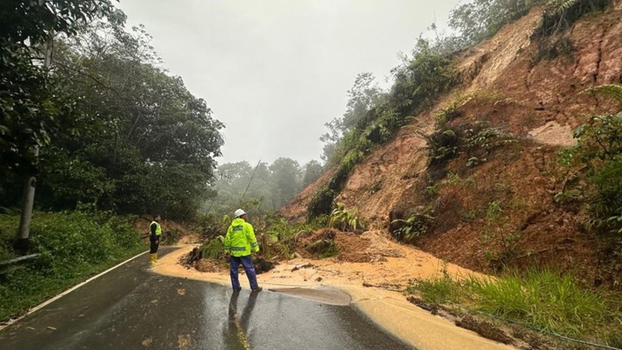 Tebing Longsor di Tapanuli Utara Tutup Akses Jalan Lintas Tarutung-Tapteng