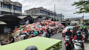 Gunungan Sampah di Tangsel Bikin Warga Gerah, Walkot Benyamin Gandeng Bogor dan Serang