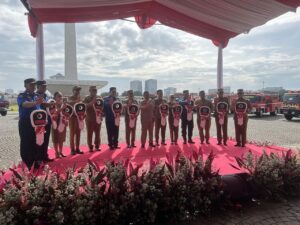 Gubernur DKI Serahkan 14 Mobil Damkar Baru untuk Bekasi, Tangsel, hingga Karo