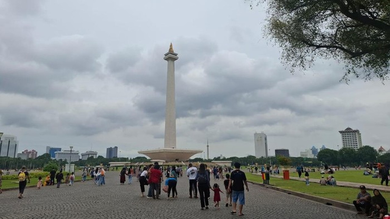 Libur Natal 2025: 130 Ribu Pengunjung Padati Kawasan Monas