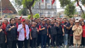 Megawati Peragakan Penggunaan Sarung untuk Korban Bencana di Rapat DPP PDIP
