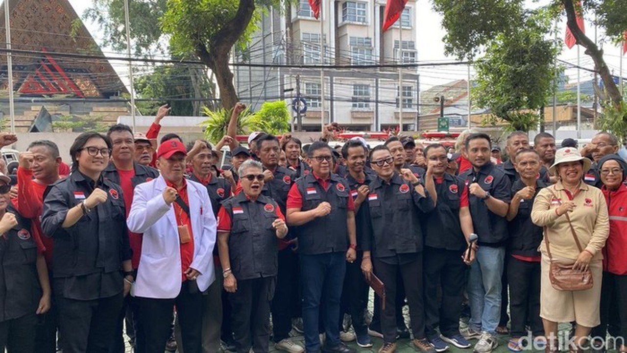 Megawati Peragakan Penggunaan Sarung untuk Korban Bencana di Rapat DPP PDIP