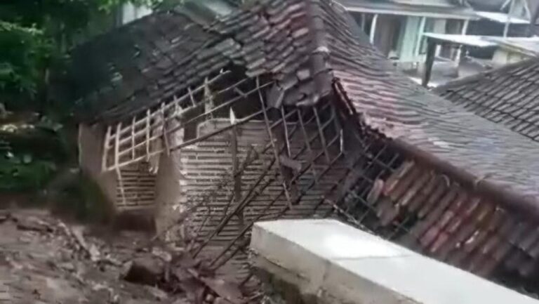 Longsor Terjang Trawas Mojokerto, Tembok Penguat Tanah Ambruk Timpa Rumah Warga