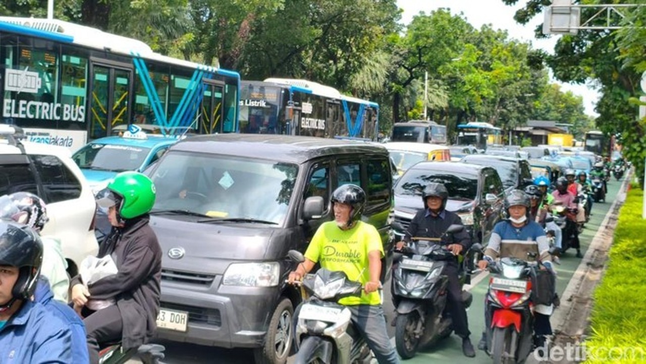 Demo Buruh Tuntut UMP Rp 5,8 Juta Lumpuhkan Jalan Medan Merdeka Selatan