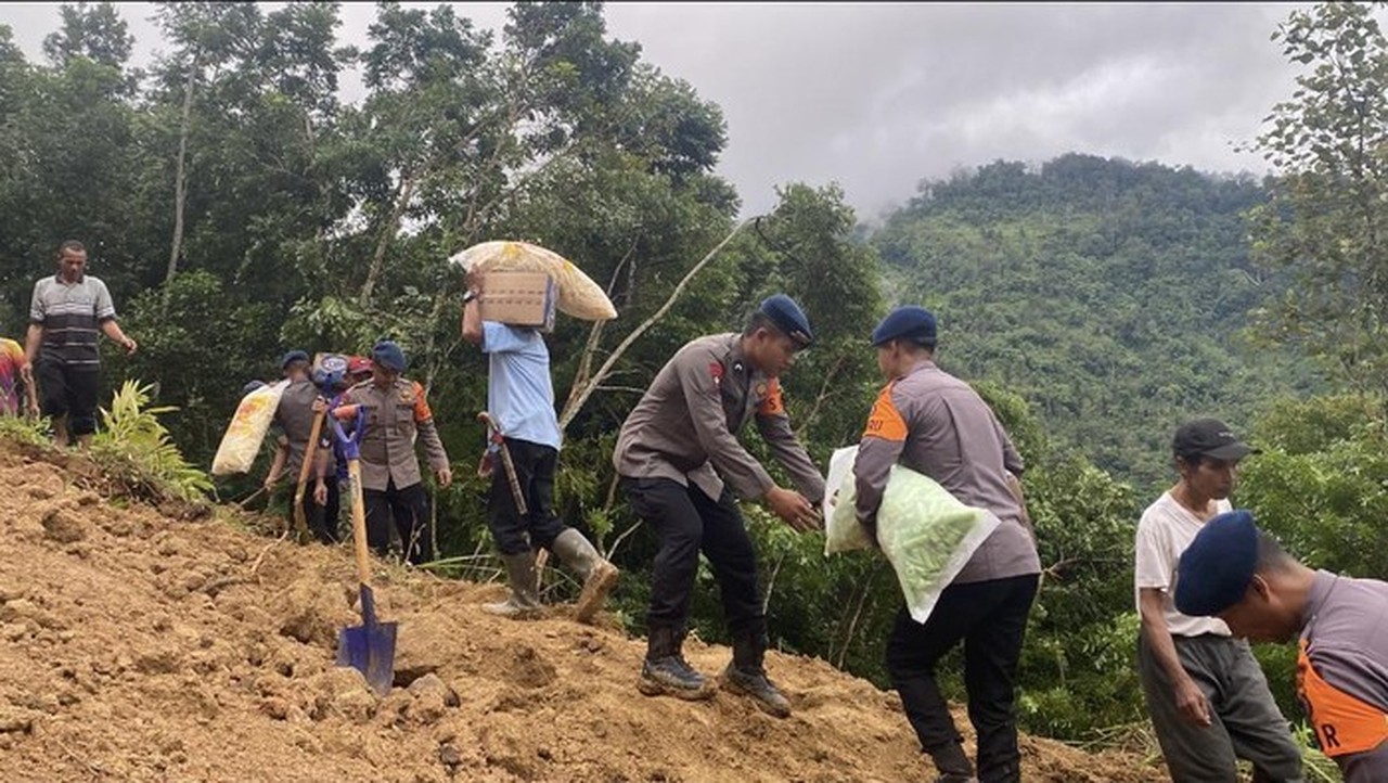 Longsor Cibeber Lebak: Polda Banten Evakuasi Warga Terdampak Bencana