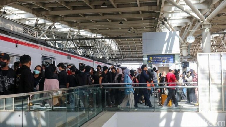 Libur Akhir Tahun, KAI Commuter Imbau Penumpang Hindari Jam Sibuk KRL Libur Akhir Tahun, KAI Commuter Imbau Penumpang Hindari Jam Sibuk KRL