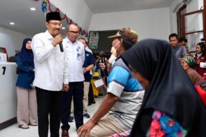 Mensos Pastikan Dapur Umum Terus Beroperasi, Sajikan 400 Ribu Porsi Tiap Hari untuk Korban Bencana