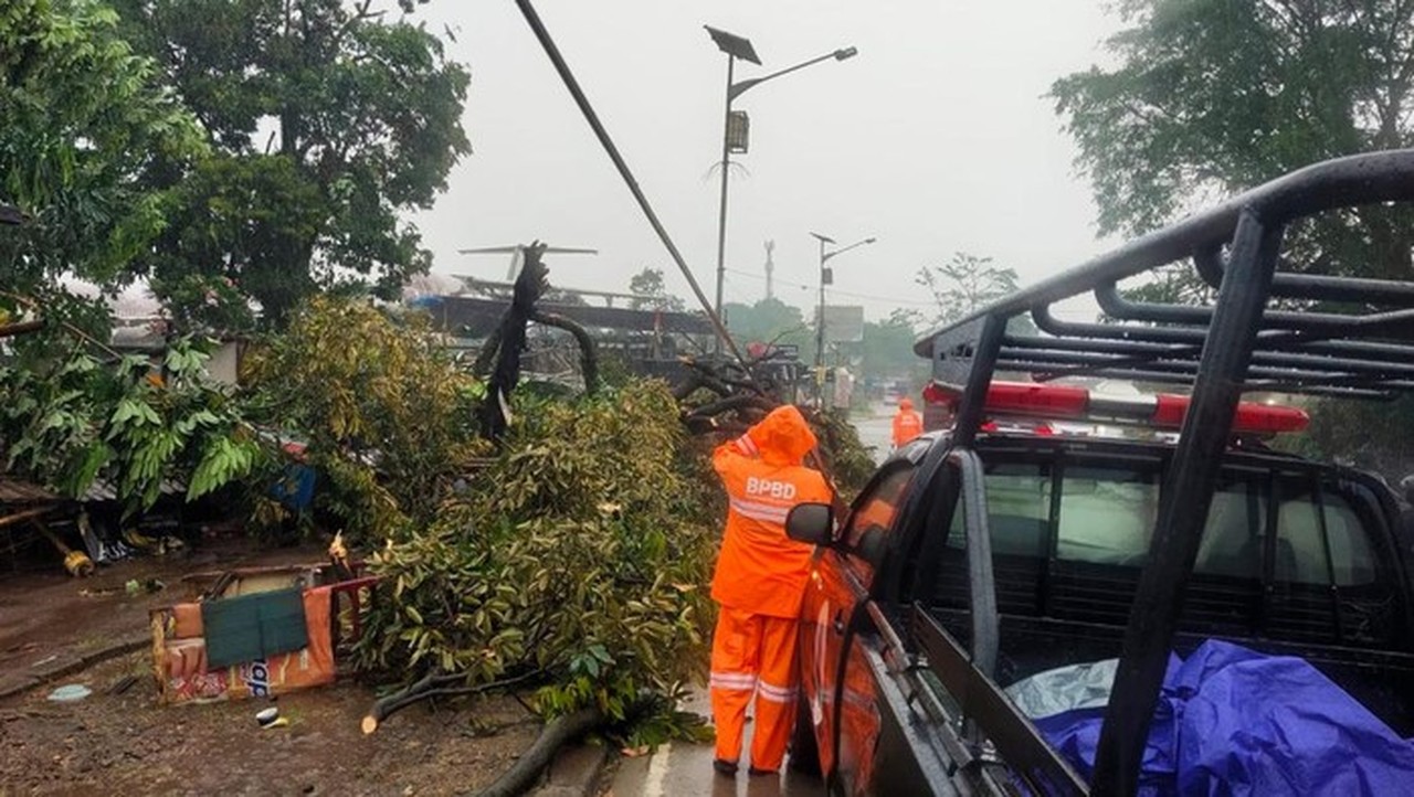 Hujan Angin Terjang Kemang Bogor, Pohon Tumbang dan Atap Rumah Warga Rusak Parah