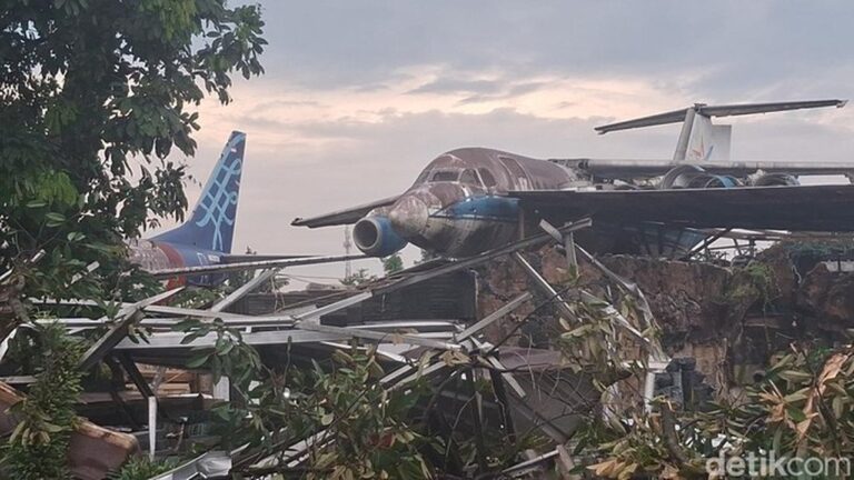 Puting Beliung Terjang Kemang Bogor, Sayap Pesawat Bekas Hantam Rumah Warga