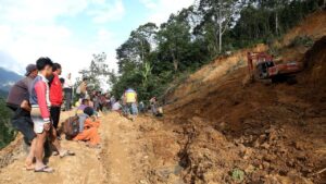 Longsor di Aceh Tengah Timpa Jalan, Sejumlah Warga dan Mobil Terjebak Akibat Hujan Deras