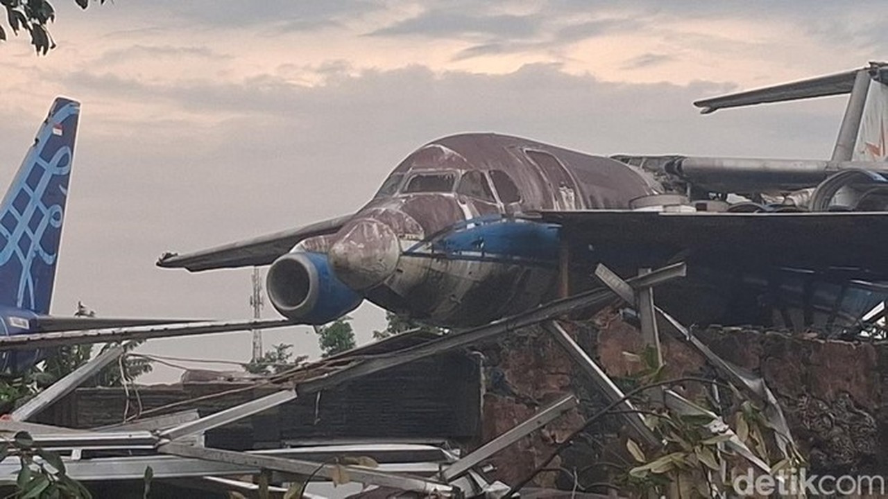 Sayap Pesawat Bekas Terempas Puting Beliung di Bogor, Evakuasi Tunggu Alat Berat Sayap Pesawat Bekas Terempas Puting Beliung di Bogor, Evakuasi Tunggu Alat Berat