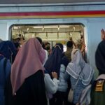 Anak Kereta Musiman, Hindari Jam Sibuk KRL Saat Liburan Akhir Tahun 2025