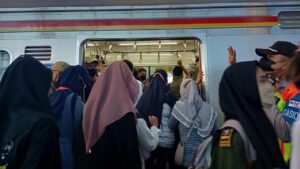 Anak Kereta Musiman, Hindari Jam Sibuk KRL Saat Liburan Akhir Tahun 2025