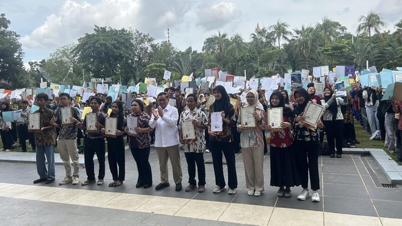 Pramono Anung Serahkan 6.050 Ijazah Warga Jakarta, Ada yang Tertahan 17 Tahun