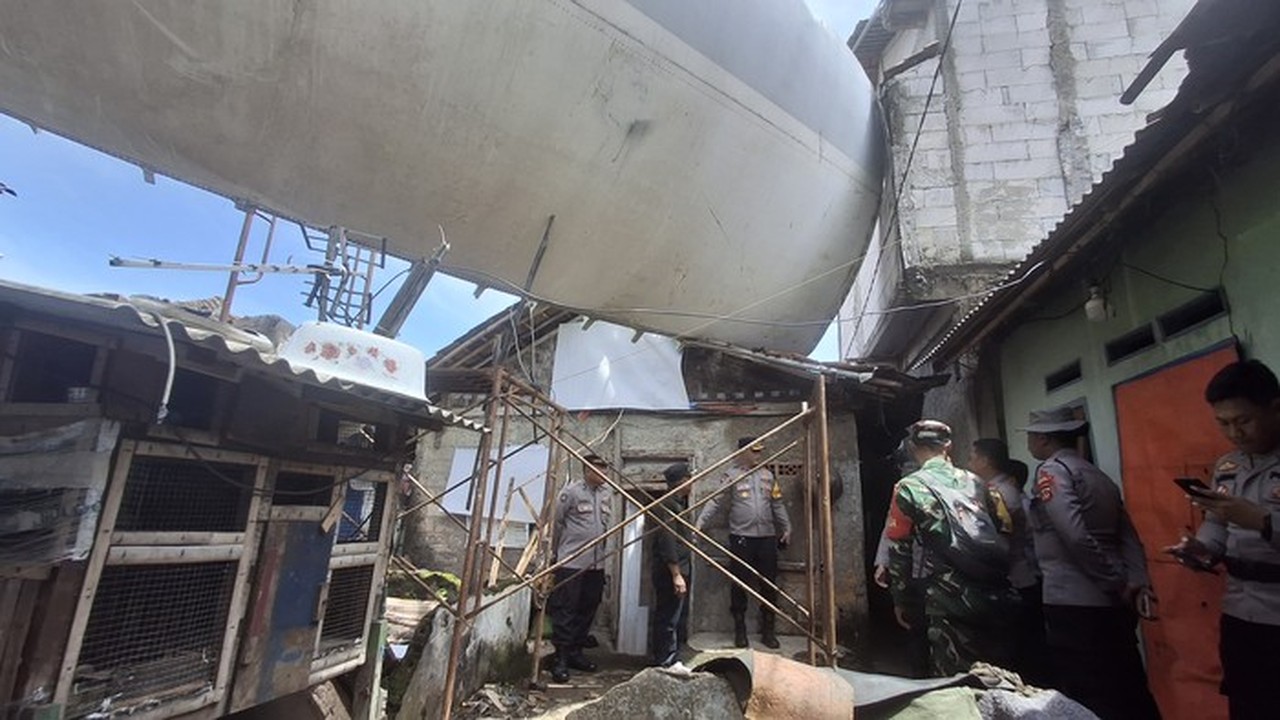 Potongan Pesawat Akibat Puting Beliung Timpa Rumah Warga di Bogor Potongan Pesawat Akibat Puting Beliung Timpa Rumah Warga di Bogor