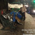 Kecelakaan Beruntun di Jakut: Bajaj Ringsek Terjepit Truk Trailer, Pengemudi Luka-luka