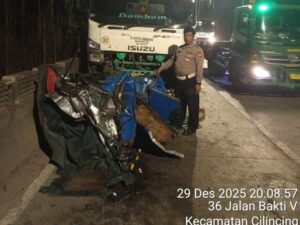 Kecelakaan Beruntun di Jakut: Bajaj Ringsek Terjepit Truk Trailer, Pengemudi Luka-luka