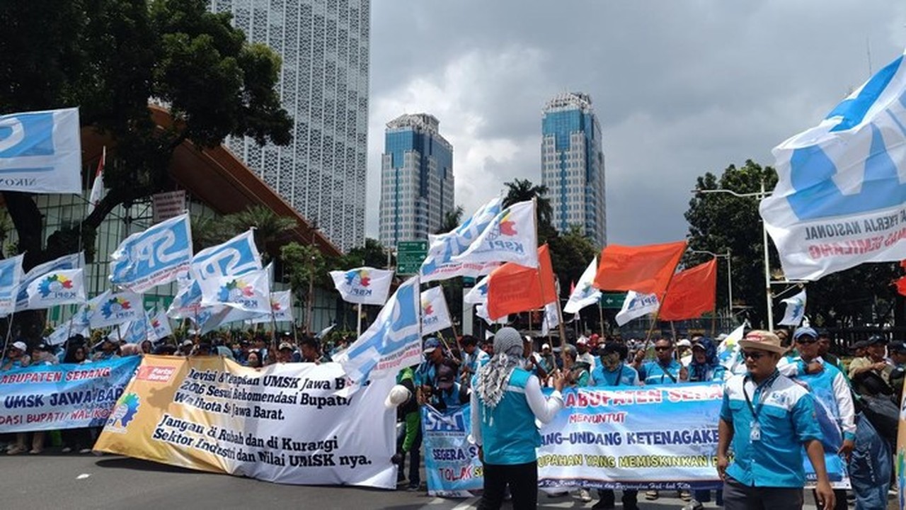 Buruh Tolak UMP 2026 Tiba di Monas, Jalan Medan Merdeka Selatan Ditutup Situasional