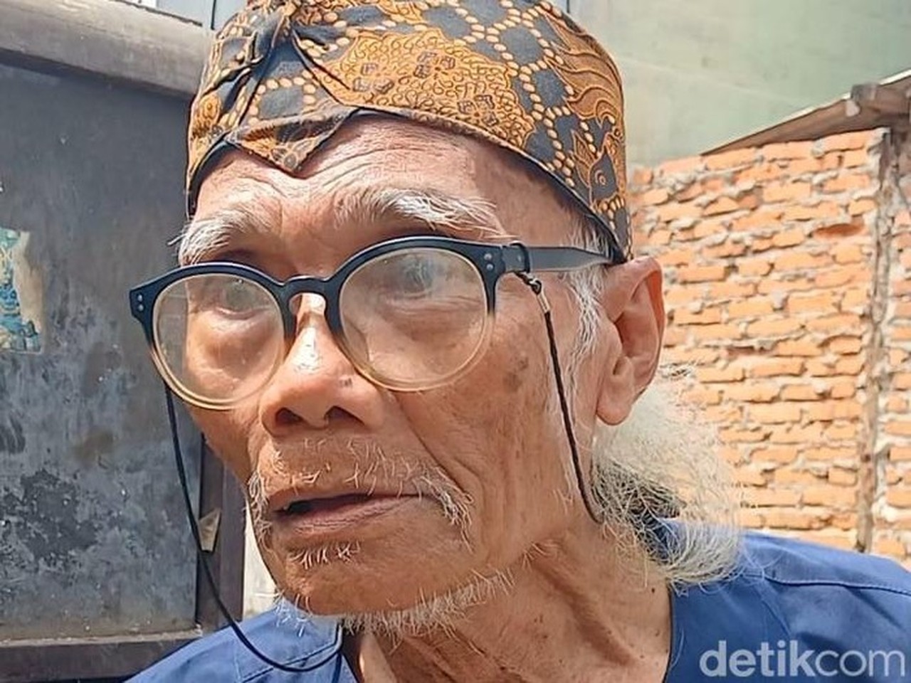 Rumah Warisan Roboh, Aktor Senior Diding Boneng Mengungsi di Kantor RW Matraman Rumah Warisan Roboh, Aktor Senior Diding Boneng Mengungsi di Kantor RW Matraman