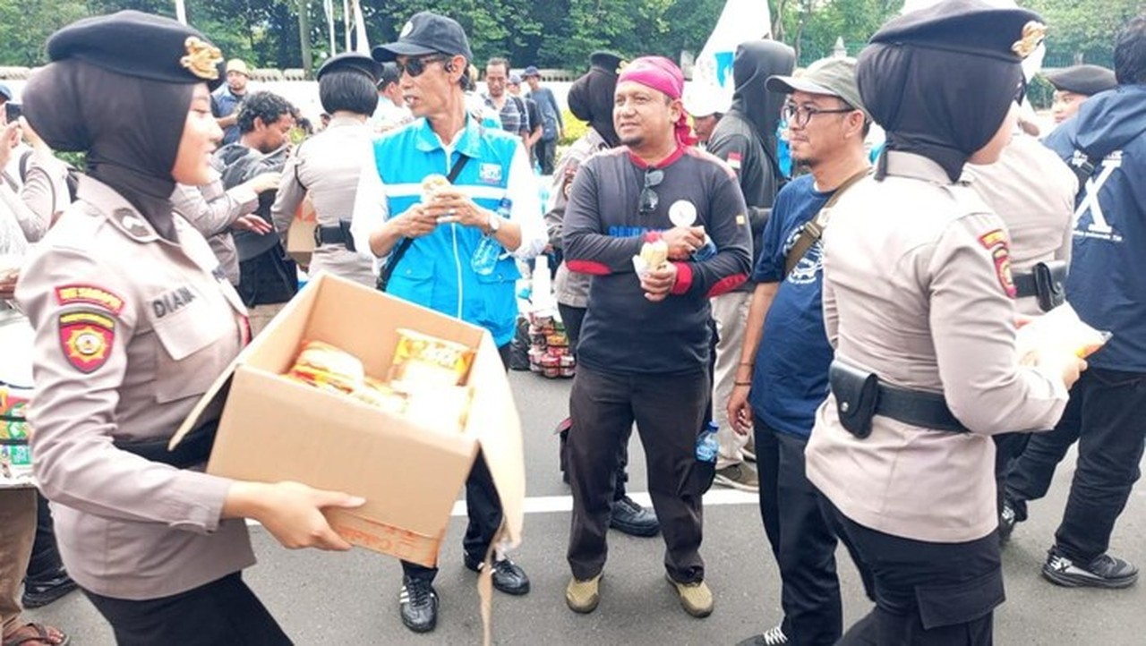 Polwan Polda Metro Berikan Pelayanan Humanis, Bagikan Roti dan Air Mineral untuk Buruh yang Berdemo