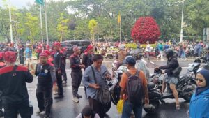 Massa Buruh Tutup Jalan Medan Merdeka Selatan, Pengendara Motor Terpaksa Naik Trotoar
