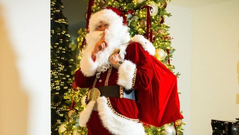 Erling Haaland Berbaju Santa, Beri Kado Spesial untuk Bocah Fans Manchester United