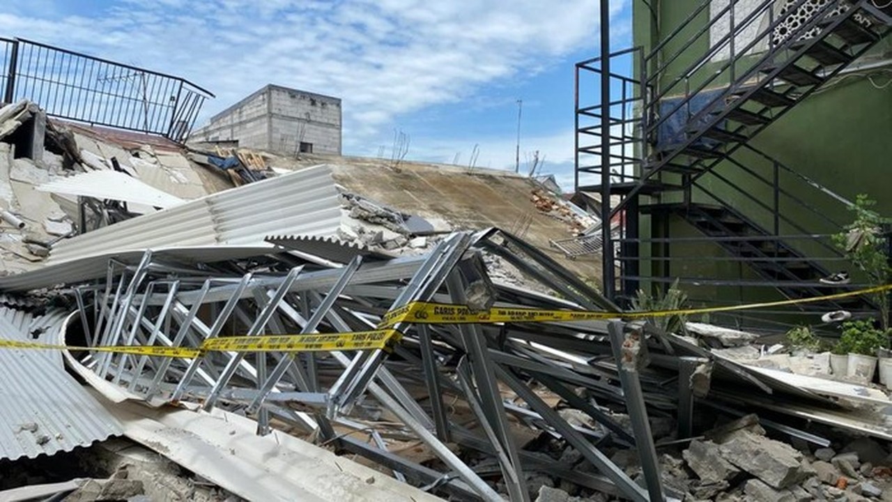 Bangunan Parkir Dua Lantai di Koja Jakarta Utara Ambruk, 4 Mobil dan 1 Motor Tertimpa