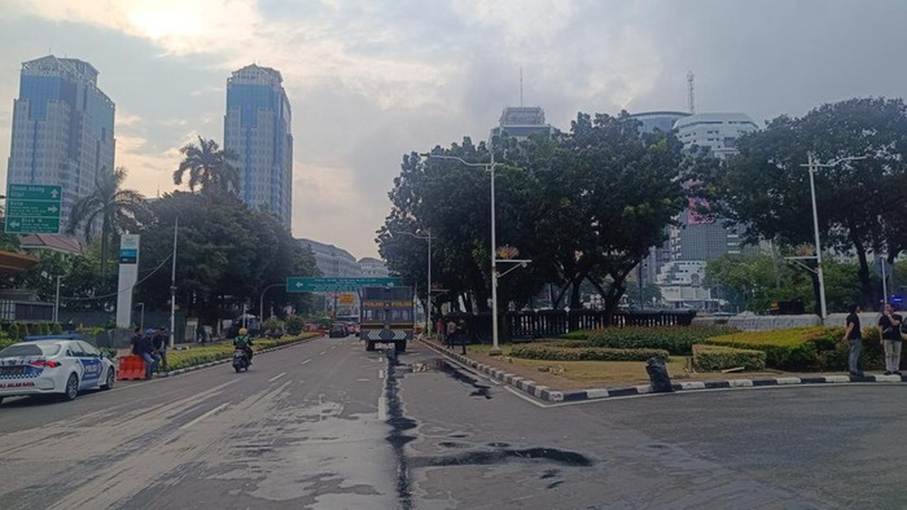 Massa Buruh Tolak UMP Bubar, Lalu Lintas Jalan Medan Merdeka Selatan Kembali Normal