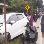 Pelajar SMA di Lebak Tabrak 3 Pemotor Saat Menyalip, Mobil Jazz Oleng ke Jalur Lawan