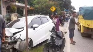 Pelajar SMA di Lebak Tabrak 3 Pemotor Saat Menyalip, Mobil Jazz Oleng ke Jalur Lawan