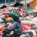 Tumpukan Sampah di Pasar Cimanggis Tangsel Meluber ke Jalan, Bau Busuk Ganggu Warga