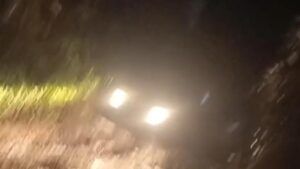 Dua Kendaraan Wisatawan Tersangkut Lumpur Saat Trekking di Cisadon Bogor