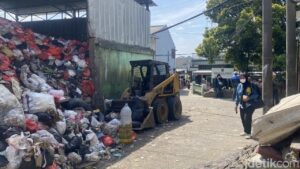 Tumpukan Sampah Tutupi Jalan di Depok, DLHK Akui Kendala Armada dan TPA Cipayung