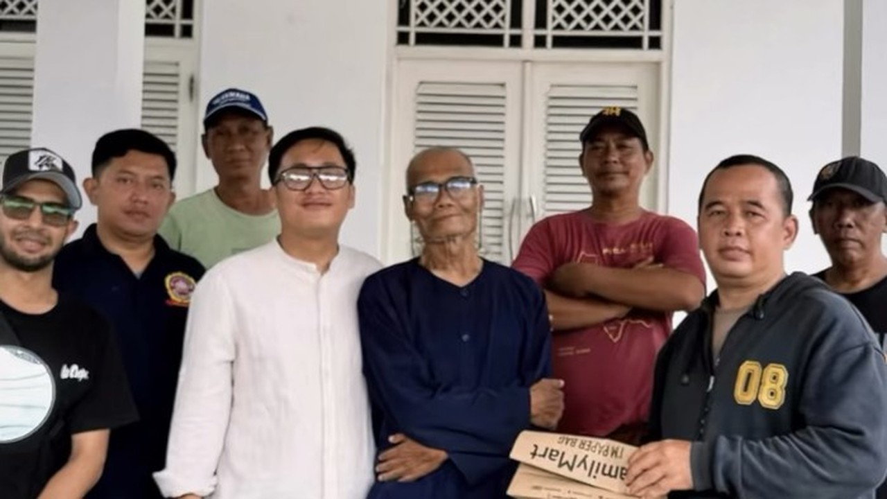 Diding Boneng Terima Rp 50 Juta dari Raffi Ahmad untuk Perbaikan Rumah yang Roboh Diding Boneng Terima Rp 50 Juta dari Raffi Ahmad untuk Perbaikan Rumah yang Roboh
