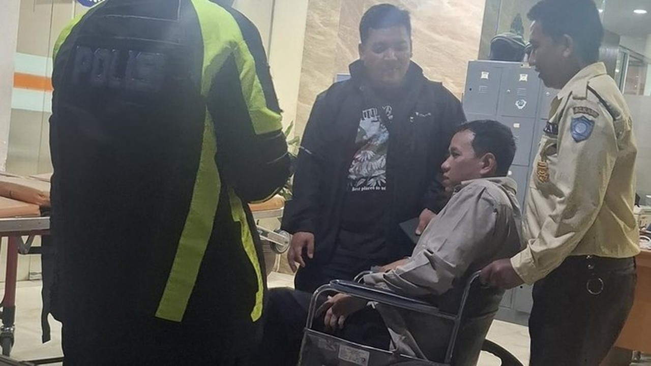 Sopir Avanza Nekat Lawan Arah di Bekasi, Seret Motor Hingga Mobil Hancur Diamuk Massa