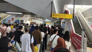 Warga Pluit Manfaatkan Tarif Rp 1 MRT ke Blok M Bersama Keluarga di Hari Libur