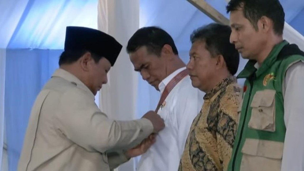 Prabowo Anugerahkan Bintang Jasa Utama kepada Mentan Amran Sulaiman atas Jasa Swasembada Beras Prabowo Anugerahkan Bintang Jasa Utama kepada Mentan Amran Sulaiman atas Jasa Swasembada Beras