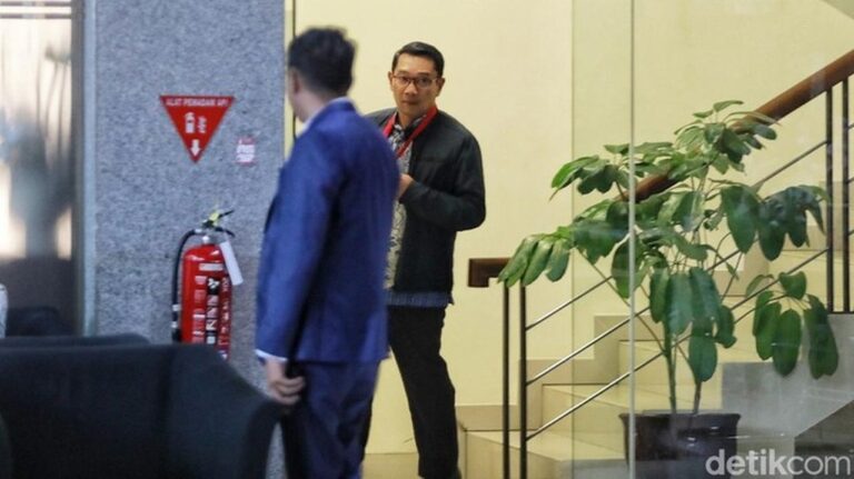 Kuasa Hukum Bantah Isu Ridwan Kamil Liburan ke Eropa Bersama Aura Kasih dan Dugaan Perselingkuhan Kuasa Hukum Bantah Isu Ridwan Kamil Liburan ke Eropa Bersama Aura Kasih dan Dugaan Perselingkuhan