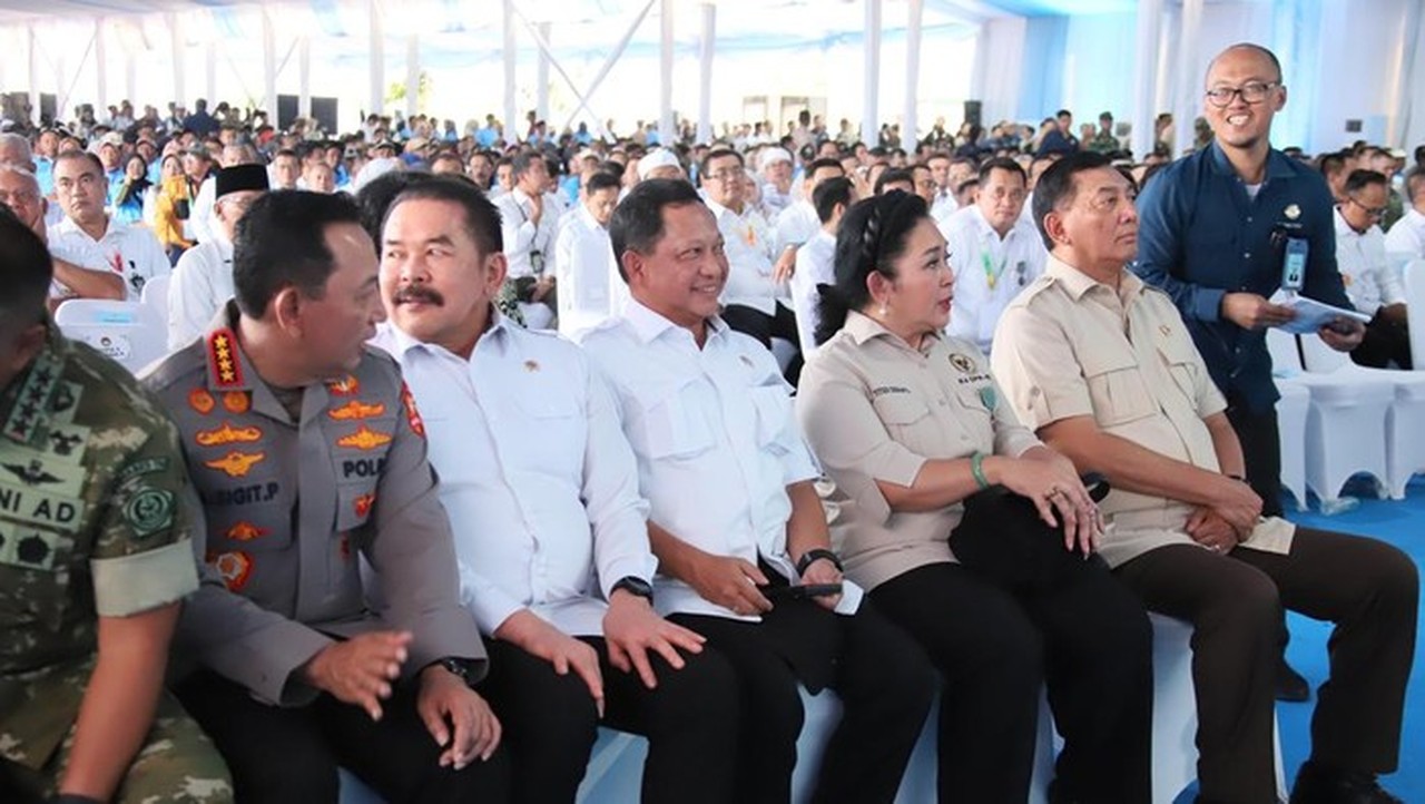 Presiden Prabowo Umumkan Swasembada Pangan di Karawang, Tito Karnavian Hadiri Panen Raya