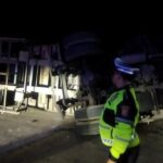 Truk Kontainer Bermuatan Kayu Terguling di Tanjakan Pandeglang Akibat Diduga Kelebihan Muatan