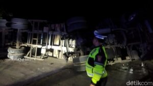 Truk Kontainer Bermuatan Kayu Terguling di Tanjakan Pandeglang Akibat Diduga Kelebihan Muatan