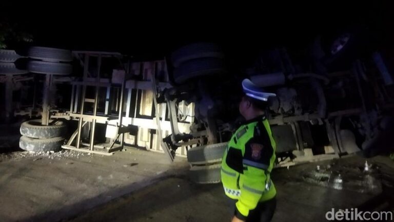 Truk Kontainer Bermuatan Kayu Terguling di Tanjakan Pandeglang Akibat Diduga Kelebihan Muatan Truk Kontainer Bermuatan Kayu Terguling di Tanjakan Pandeglang Akibat Diduga Kelebihan Muatan