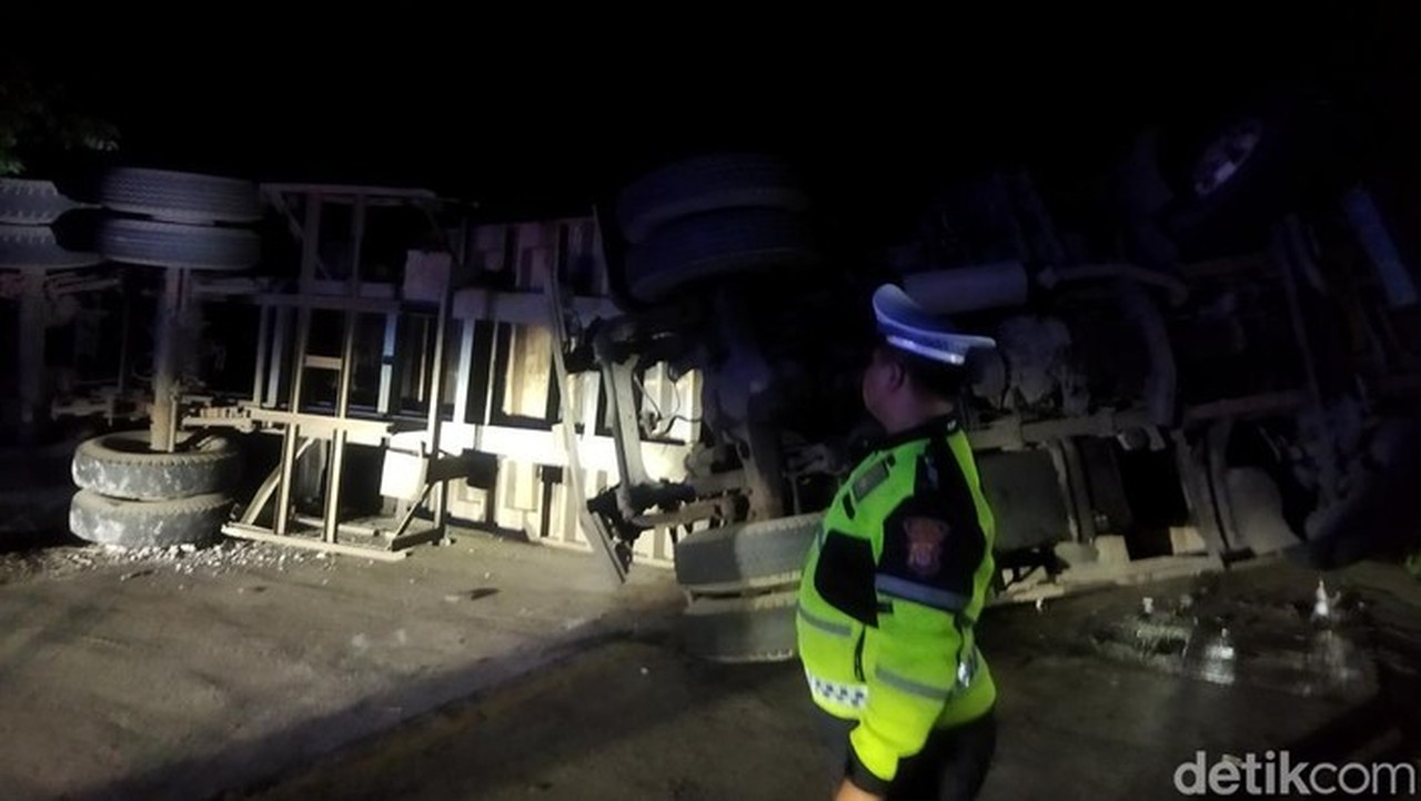 Truk Kontainer Bermuatan Kayu Terguling di Tanjakan Pandeglang Akibat Diduga Kelebihan Muatan