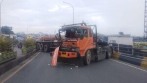 Truk Tronton Muatan Baja Melintang di Flyover Ciputat, Lalin Arah Selatan Macet Total