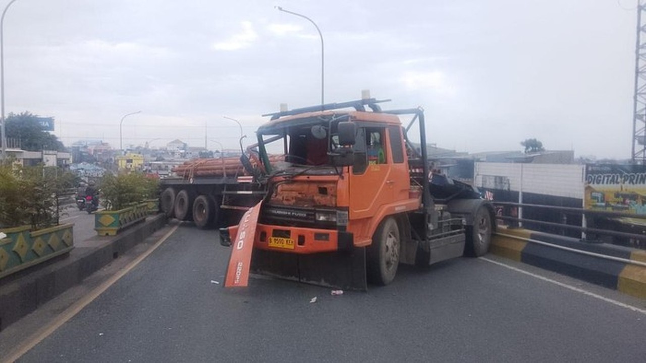 Truk Tronton Muatan Baja Melintang di Flyover Ciputat, Lalin Arah Selatan Macet Total