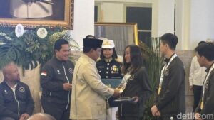 Prabowo Tertegun Lihat 5 Medali Emas Martina Ayu, Teringat Bonus Rp 1 Miliar