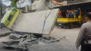 Truk Material Terguling di Mampang, Lalu Lintas Jakarta Selatan Sempat Lumpuh Total