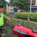 Mobil Agya Nyemplung ke Kali di Cikupa Tangerang, Diduga Sopir Mengantuk